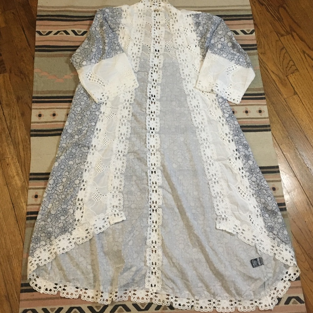 POL small blue floral & white lace high low robe kimono bohemian lightweight NEW